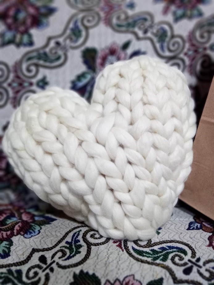 Almohadon corazon lana 100% pura de oveja medidas 40cm de largo